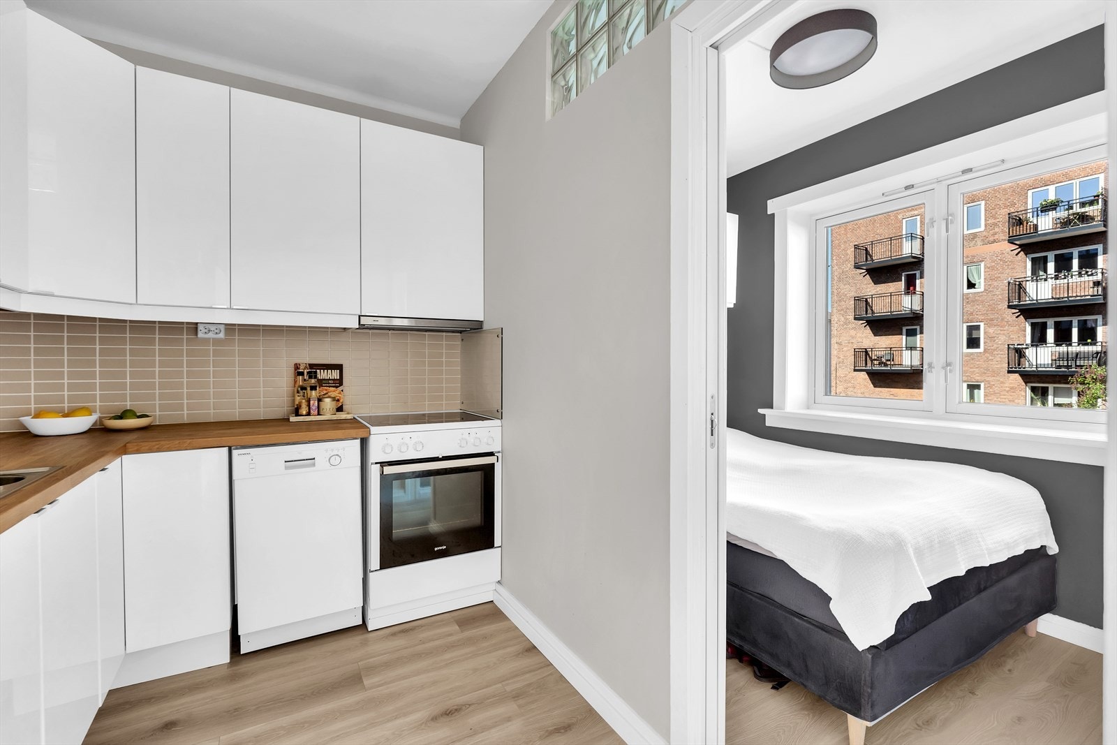 Det er godt med lagringsplass i både skap og skuffer, samt avsatt plass til frittstående hvitevarer. Galleribilde