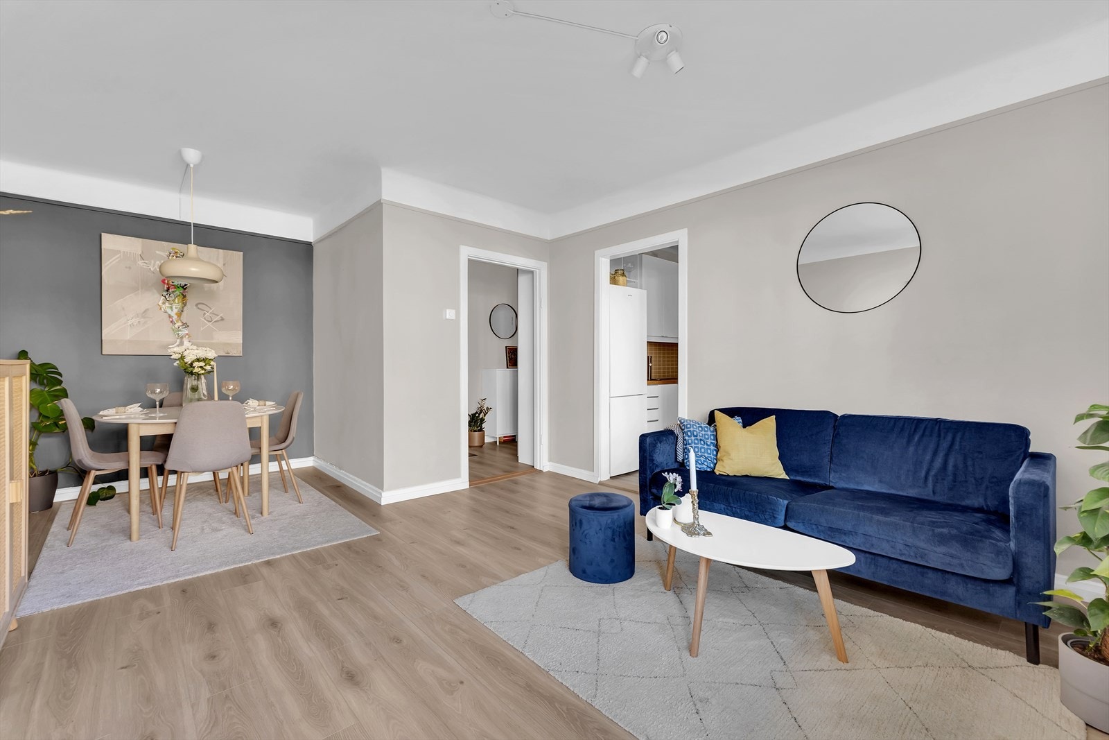 Leiligheten oppleves innbydende og gjennomført med pent gulv og behagelige fargevalg. Galleribilde