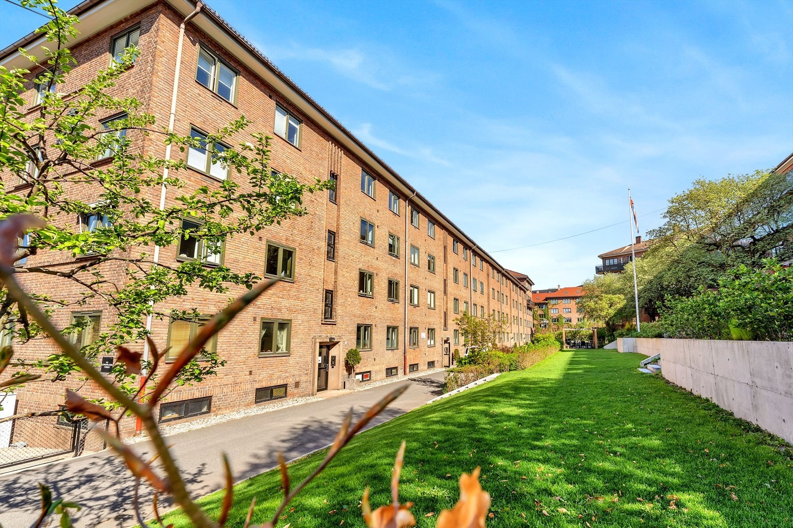 Her bor du skjermet og tilbaketrukket med gangavstand til dagligvarehandel og offentlig kommunikasjon. Galleribilde