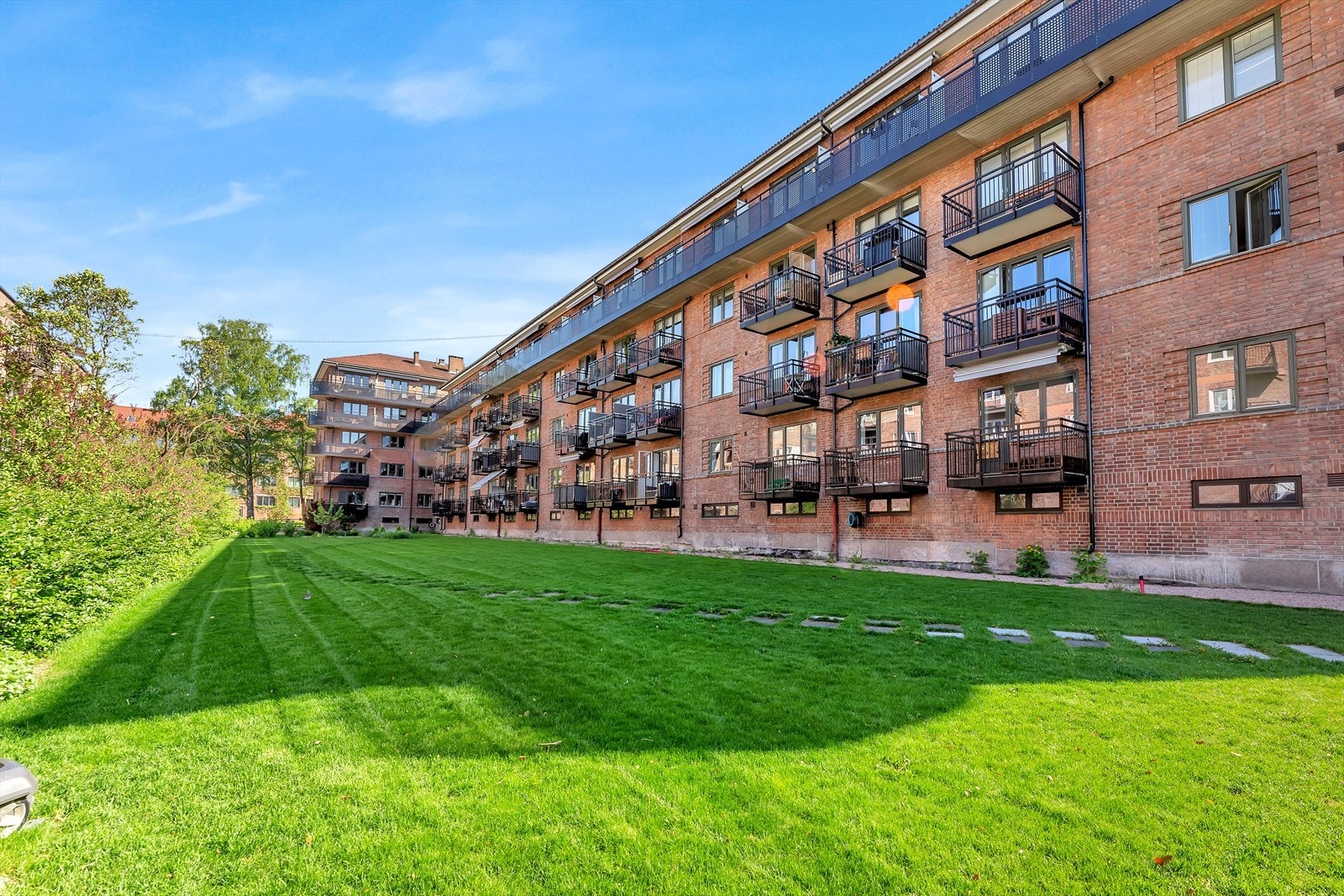 Rett utenfor er det åpent og luftig med stort plenområde. Galleribilde