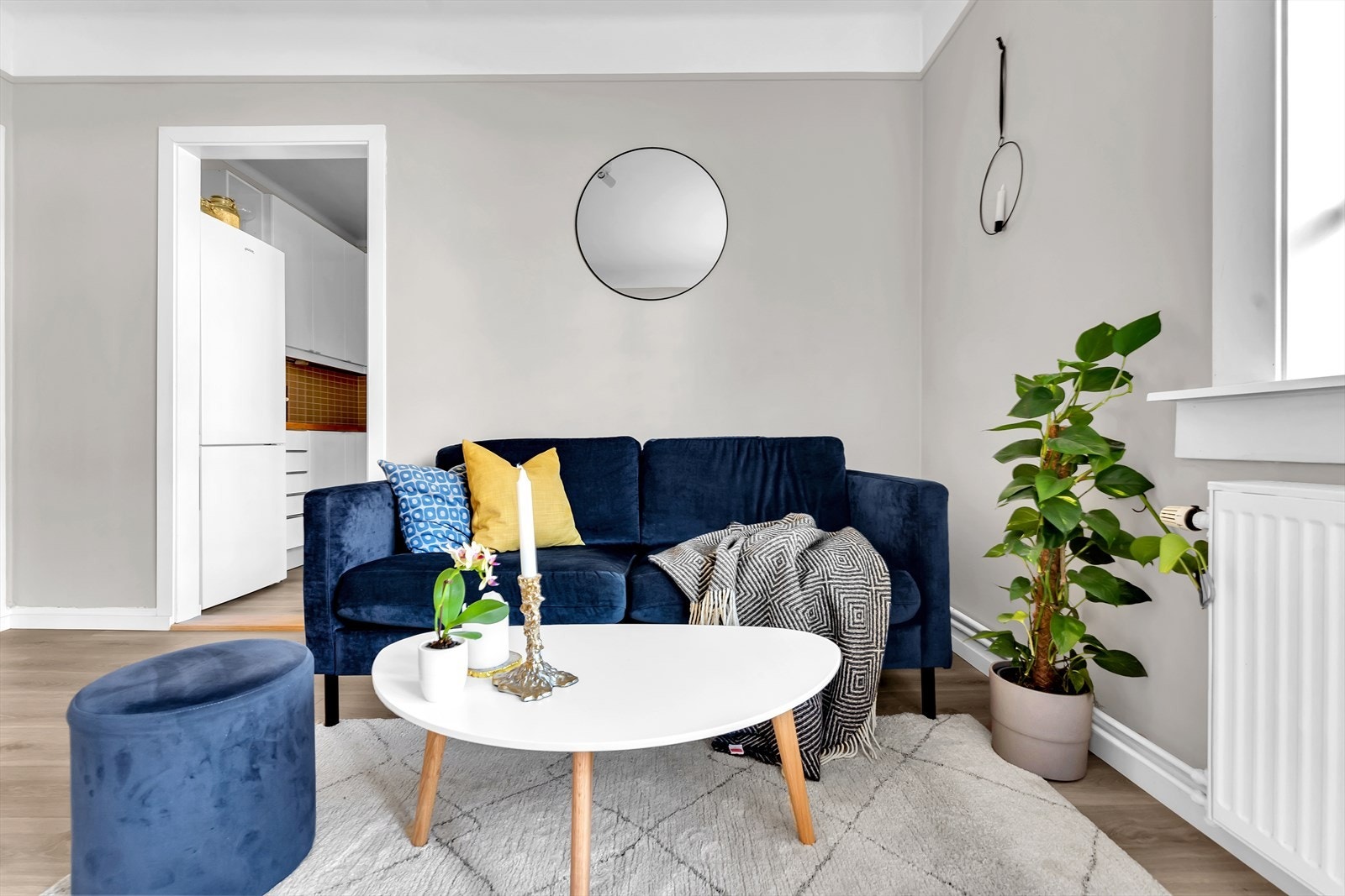 I stuen er det god plass til sofagruppe, sofabord og tv-møblement. Galleribilde