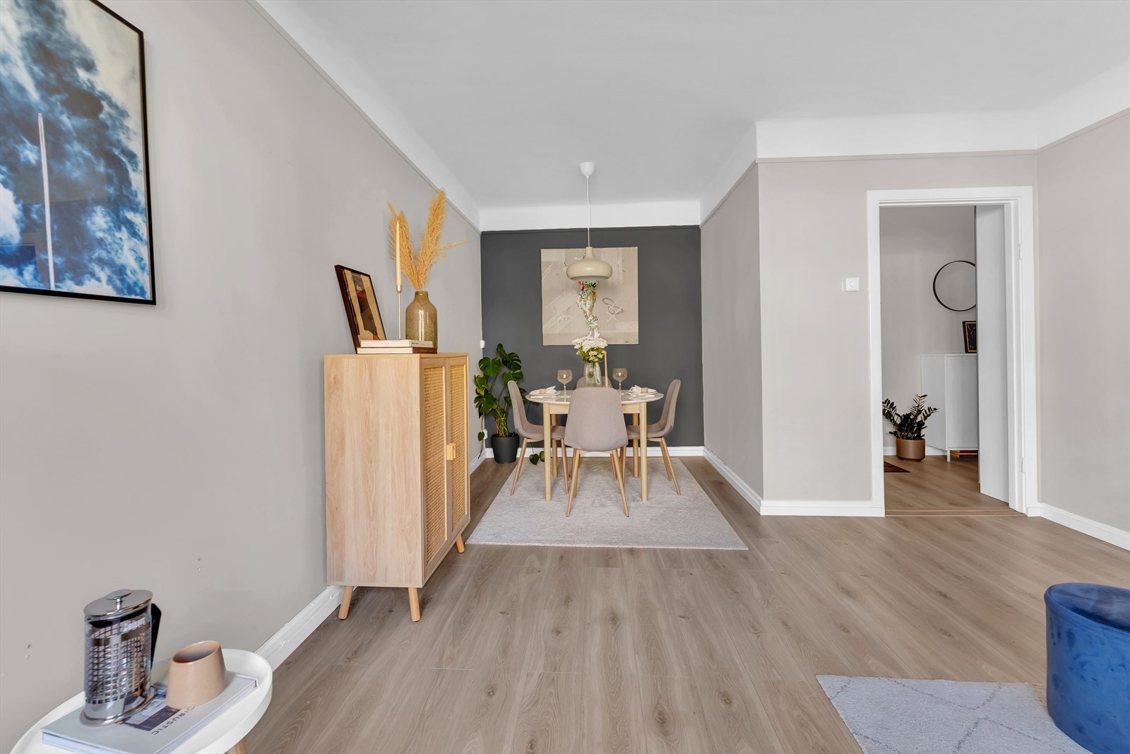 Hyggelig krok med plass til stort spisebord. Galleribilde