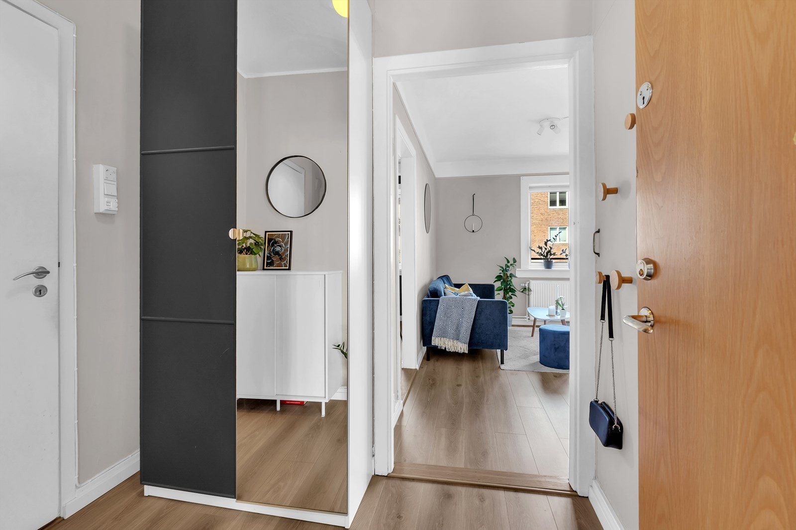 I gangen er det plass til garderobeskap og knagger for oppbevaring av yttertøy. Galleribilde