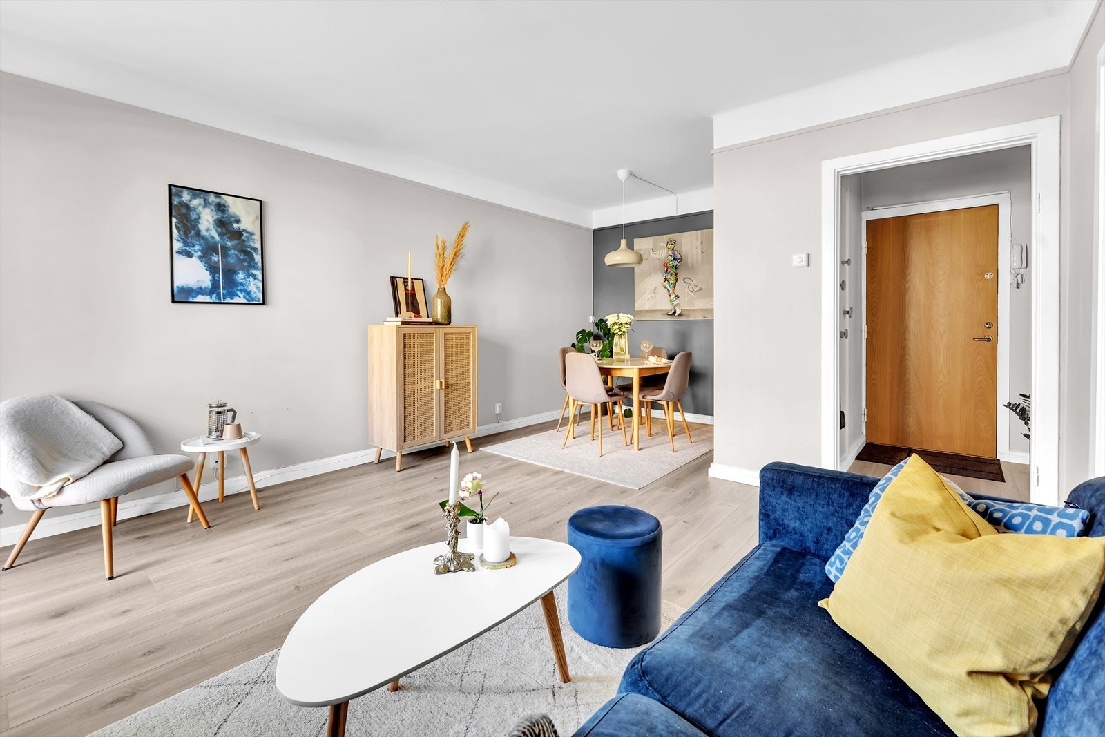 Stuen har god takhøyde på 2,63m og godt lysinnslipp via store vindusflater. Galleribilde