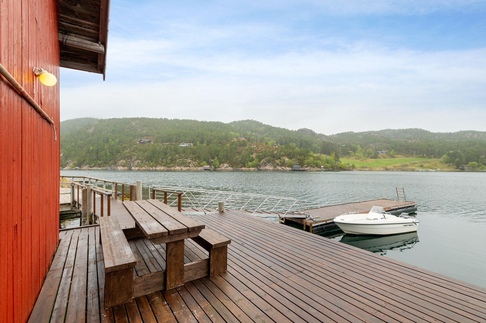 Sola kan nytes gjennom hele dagen fra området like utenfor bygningen. Galleribilde