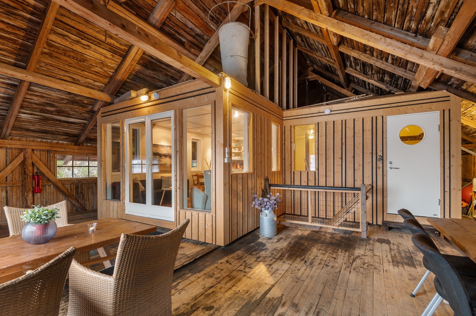 Eiendommen har fått tillatelse fra kommunen til restaurering og fasadeendring, som innebærer utvidelse av stuen i andre etasje og nye vinduer. Se salgsoppgaven for mer informasjon. Galleribilde