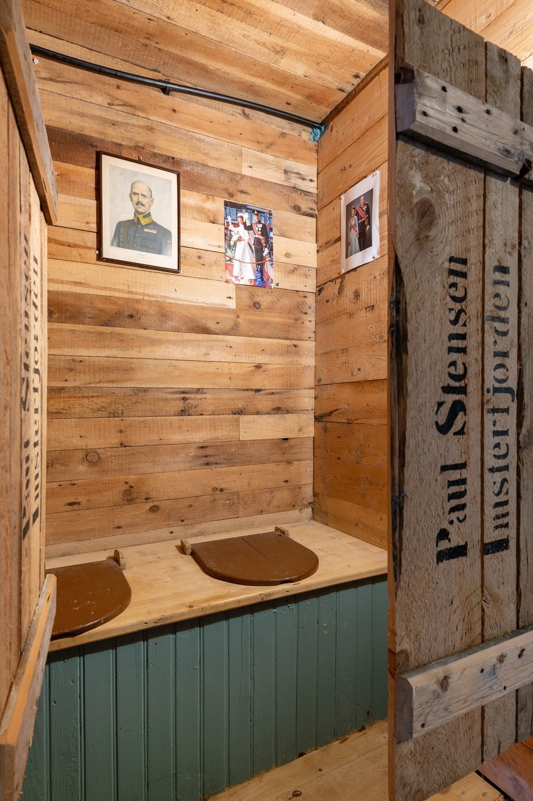 Utedo i første etasje. Galleribilde