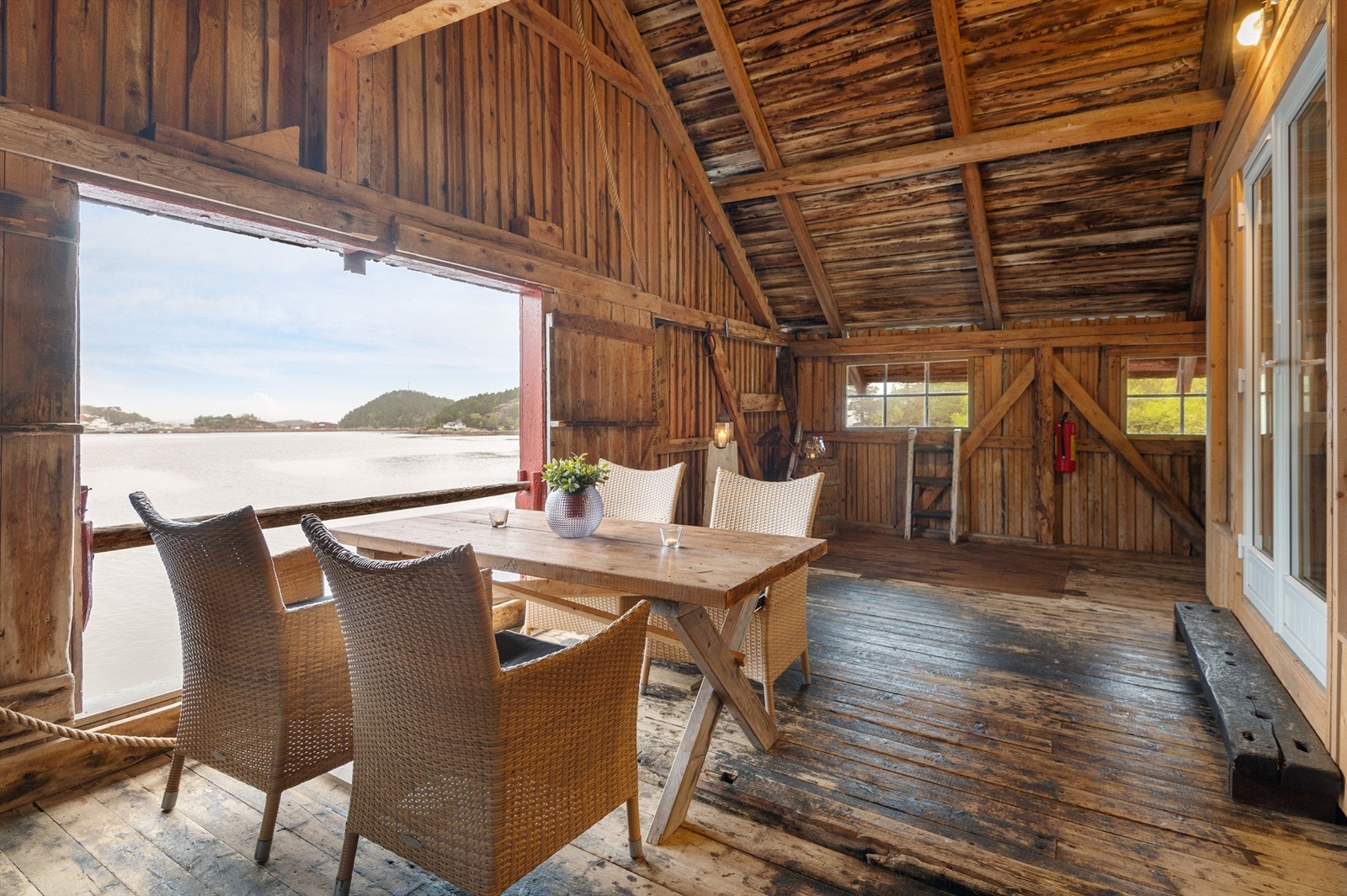 Nydelig utsikt mot nordvest fra åpne bryggeslåer. Galleribilde