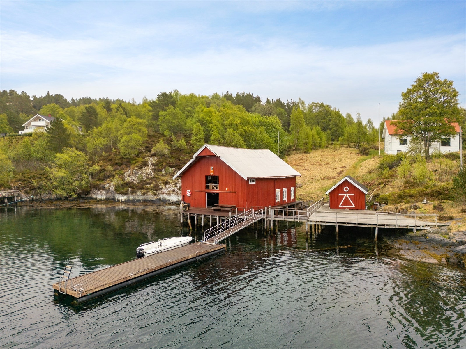 Stort, innredet bryggehus med vakker beliggenhet i sjøkanten. Galleribilde