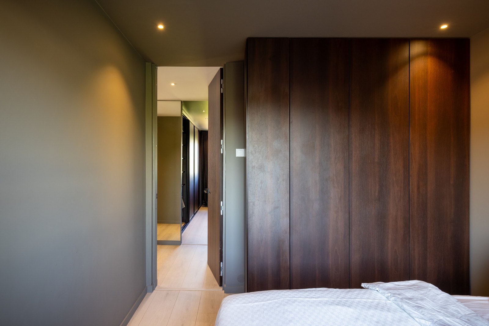 Her er det 4 fastmonterte skap, fra gulv til tak. Galleribilde