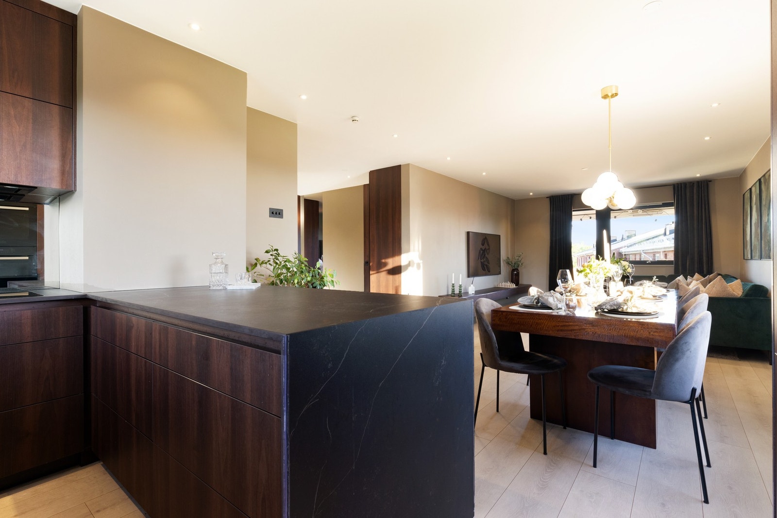 Underhold gjestene samtidig som du lager mat. Galleribilde