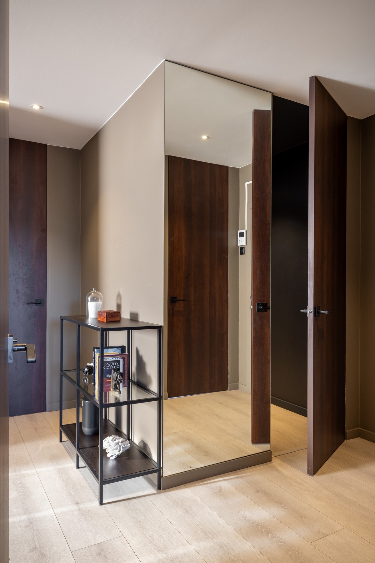 Legg også merke til de spesialbestilte dørene i leiligheten som går fra gulv til tak, noe som skaper en "høyere" romfølelse. Galleribilde