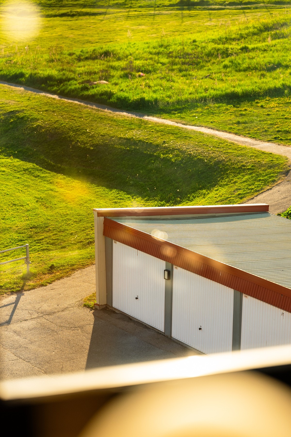 Rett utenfor leiligheten finner man garasjeplassen. Denne er utstyrt med elbil-lader og portåpner. Galleribilde