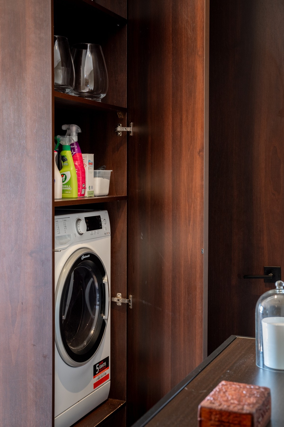 Her i gangen er den skjulte og praktiske løsningen for vaskemaskin. Galleribilde