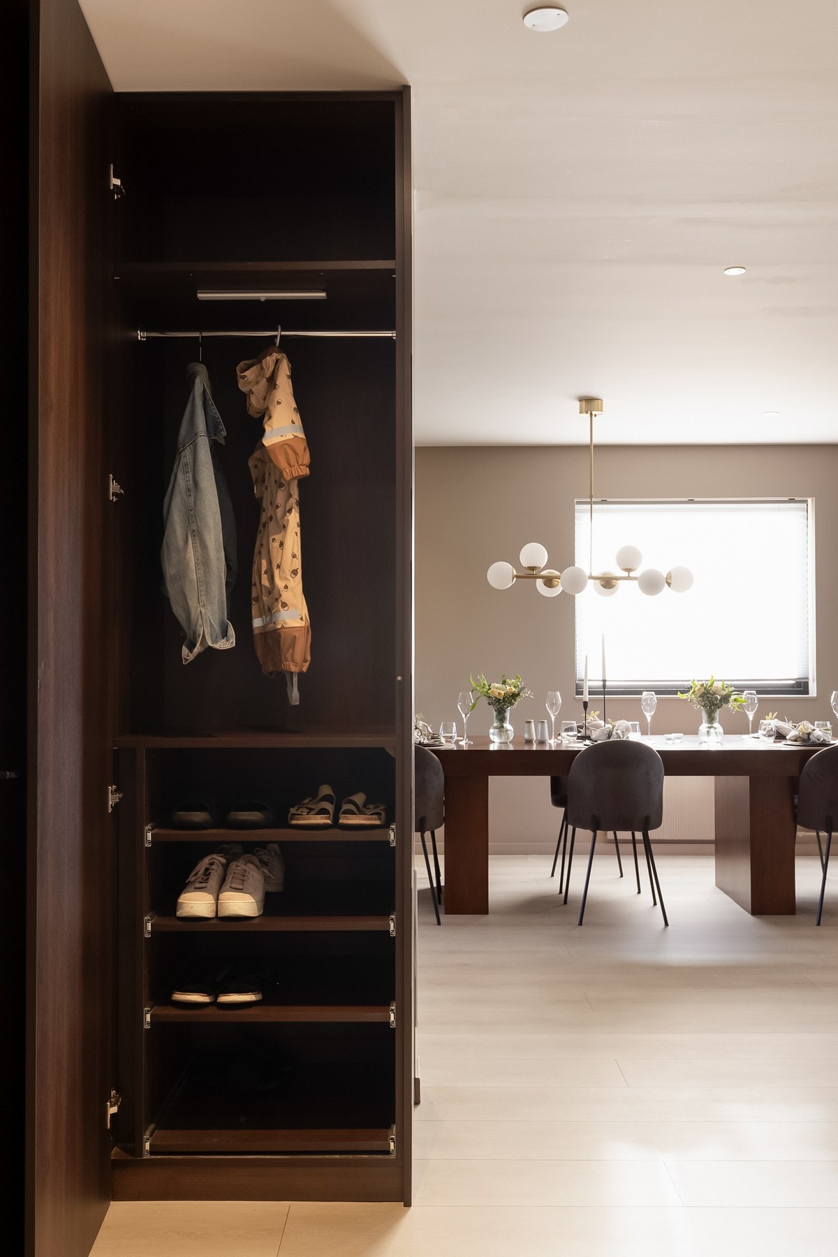 I entreen er det plassbygget garderobeløsning for oppbevaring av sko og yttertøy. Galleribilde