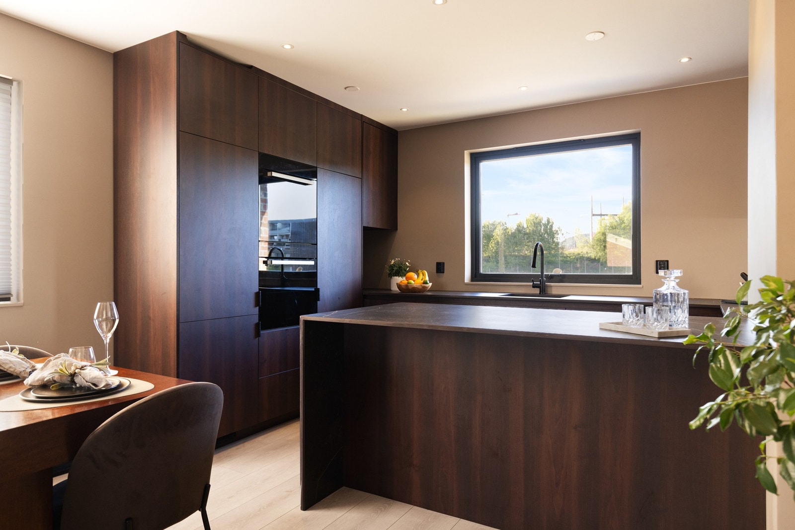 Det er god lagringsplass i flere skap og skuffer, samt masse benkeplass for oppbevaring og matlaging. Galleribilde