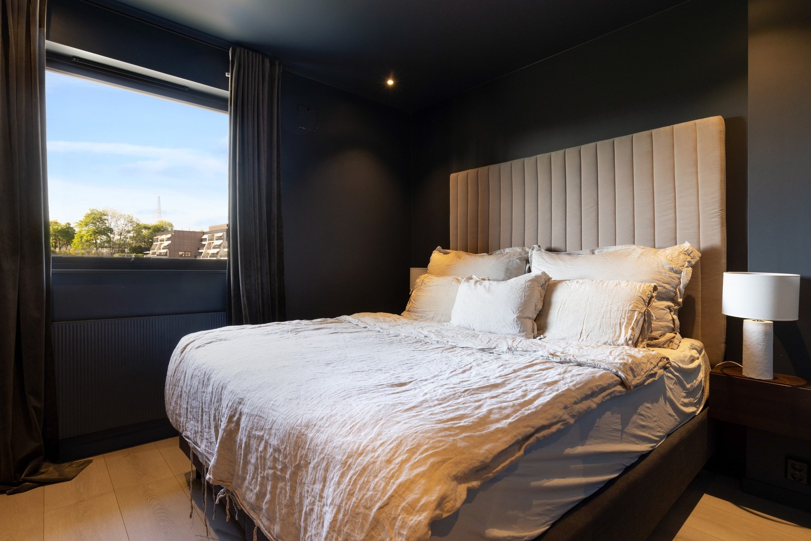 Soverommene er av gode størrelser og alle har plass til seng, møblement og garderobe. Galleribilde