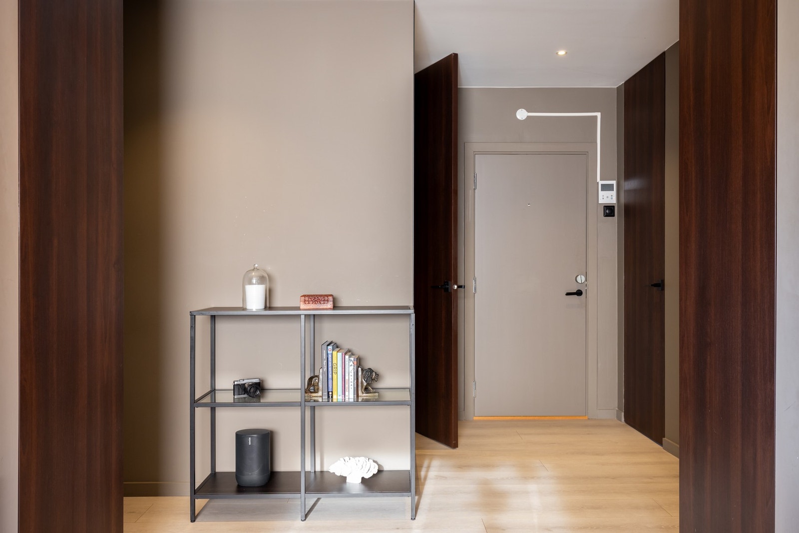 Ved inngangsdøren er det dørcalling m/ video. Galleribilde