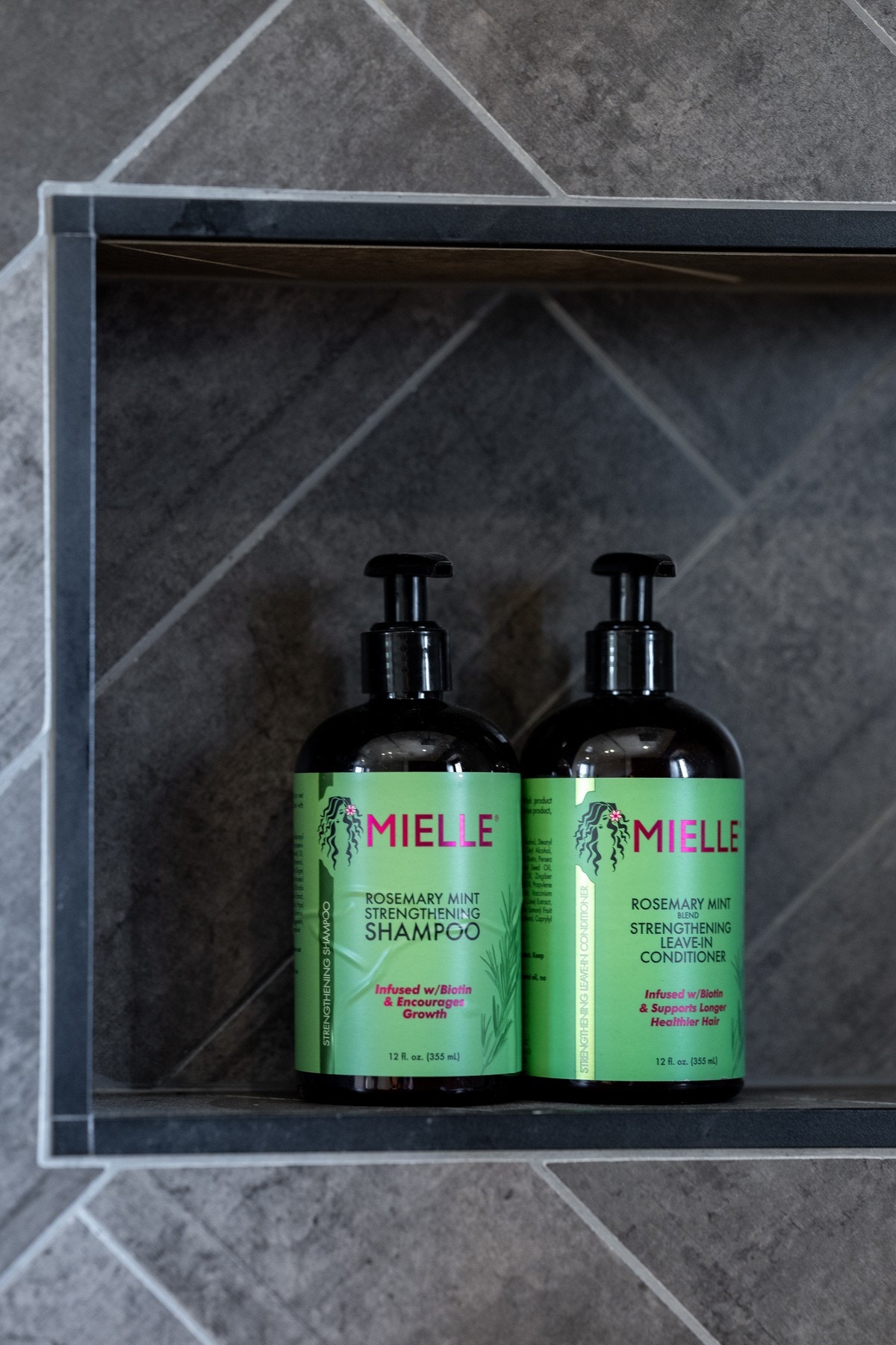 Det er også laget en praktisk hylle i dusjen for å oppbevare såper. Galleribilde