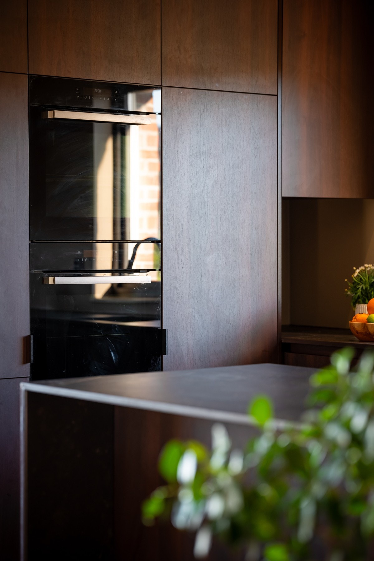 Kjøkkenet er utstyrt med integrerte hvitevarer som to ovner, kjøleskap m/ frysedel, oppvaskmaskin, platetopp og ventilator. Disse er fortsatt under garanti. Galleribilde