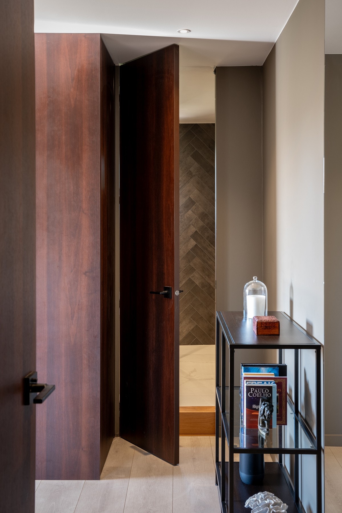 I entreen er det inngang til leilighetens baderom. Galleribilde