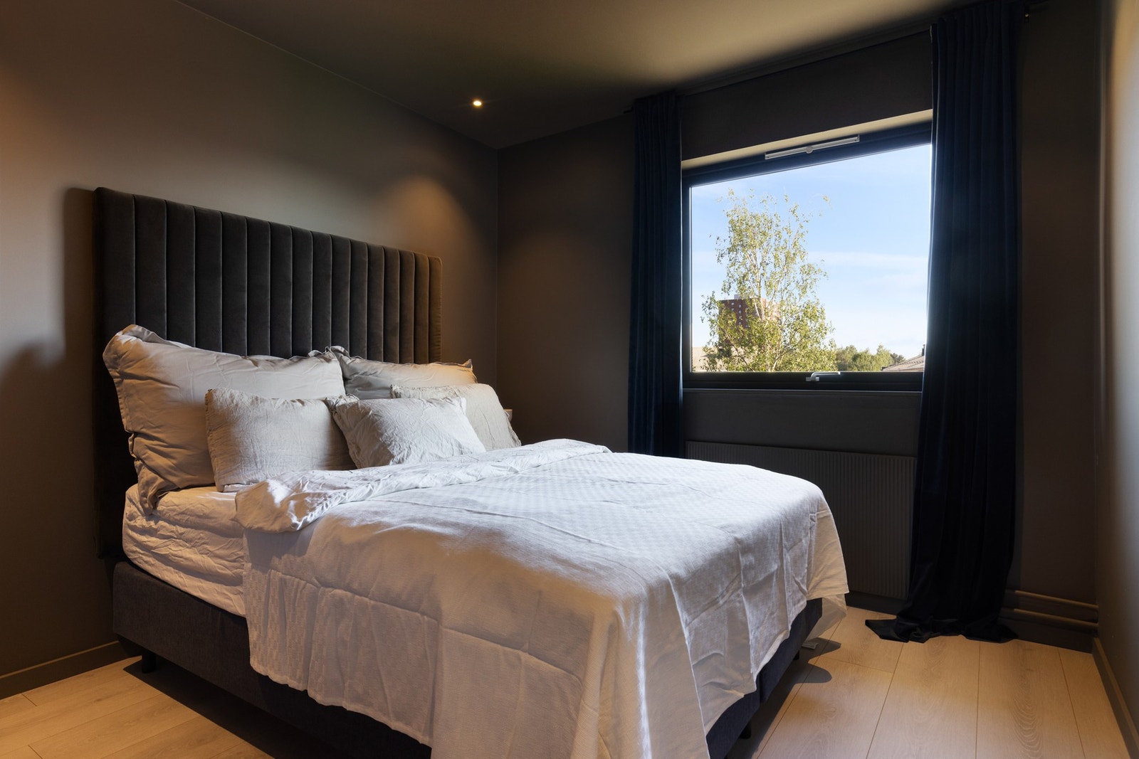 Soverom to er også stort nok til å ha dobbeltseng, nattbord og garderobe. Galleribilde