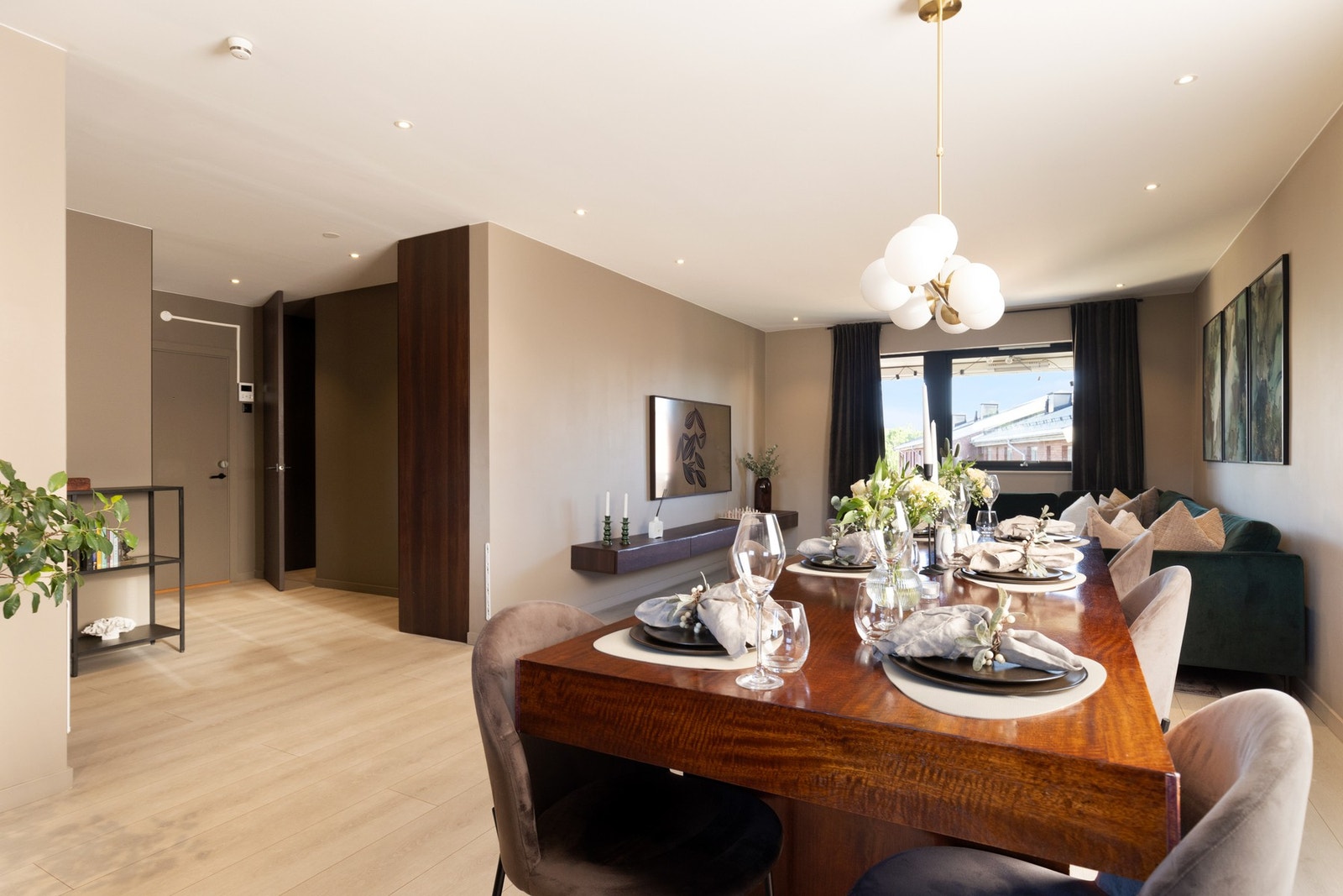 Det er plass til stort spisebord med plass til hele familien. Galleribilde