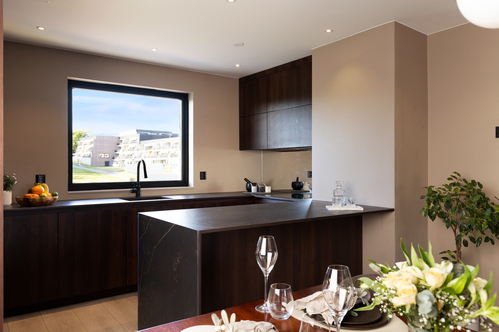 Det skal bli vanskelig å ikke glede seg til matlaging med et så lekkert og gjennomført kjøkken. Galleribilde