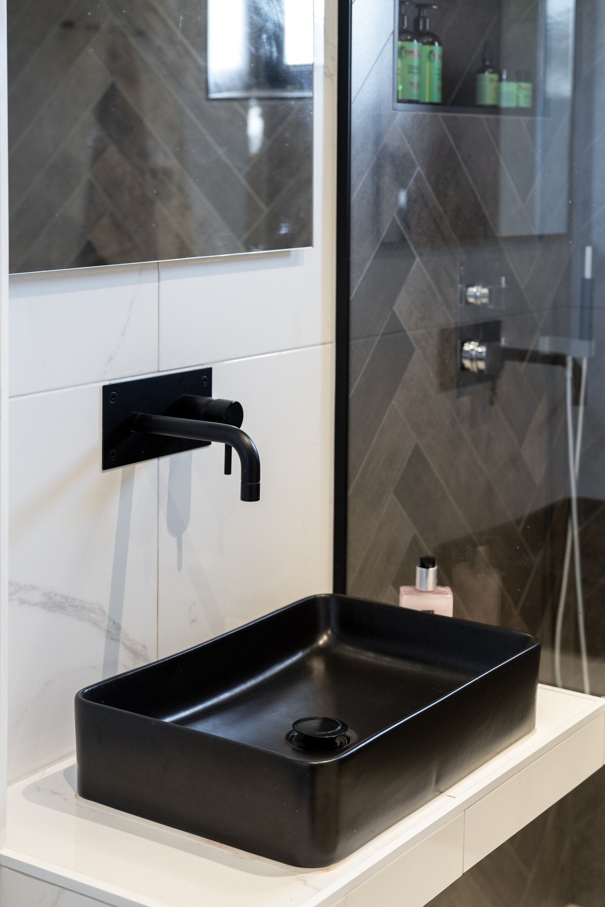 Som i resten av leiligheten har også badet flere herlige detaljer. Galleribilde