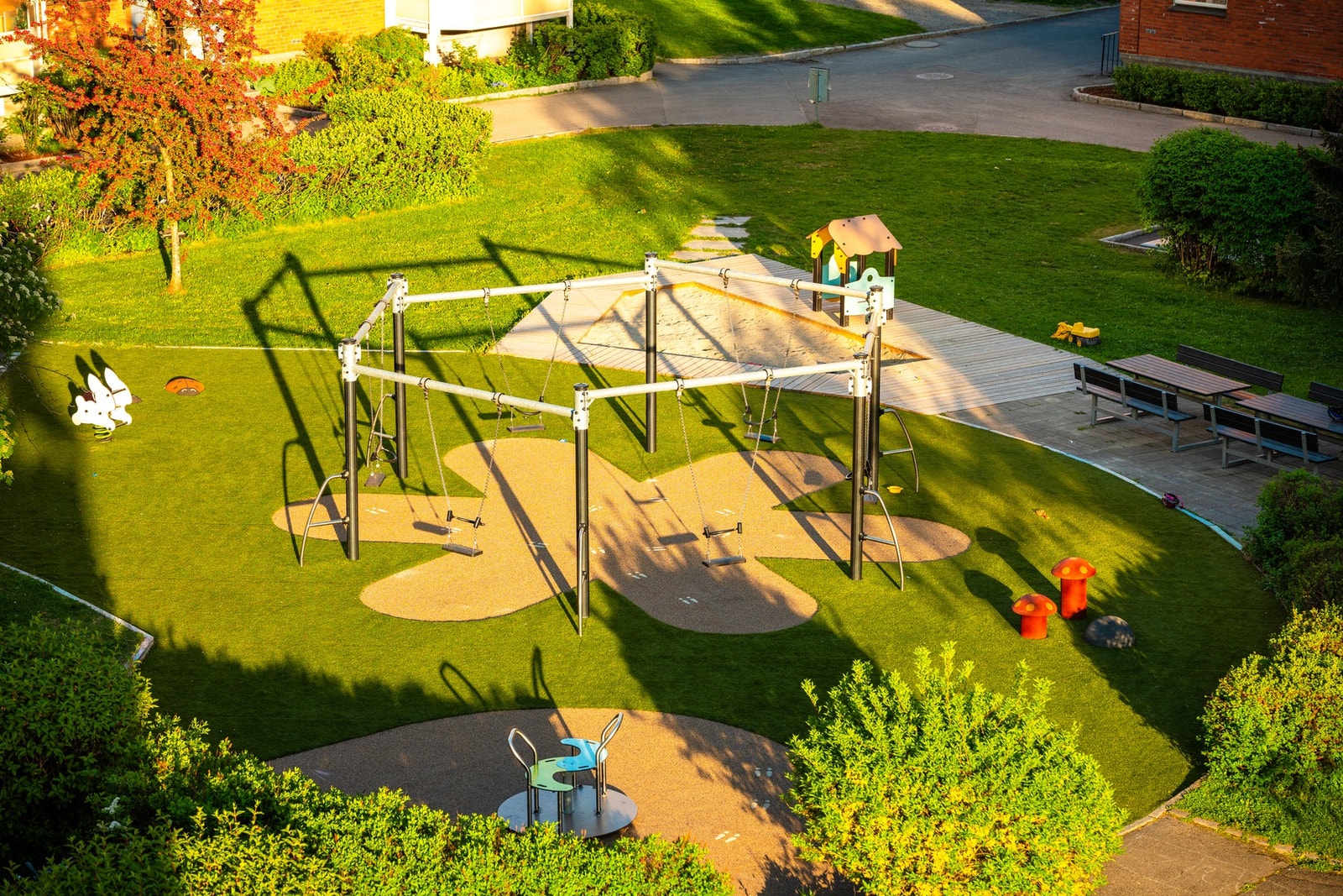 Det er flere lekeplasser i området for de små. Galleribilde