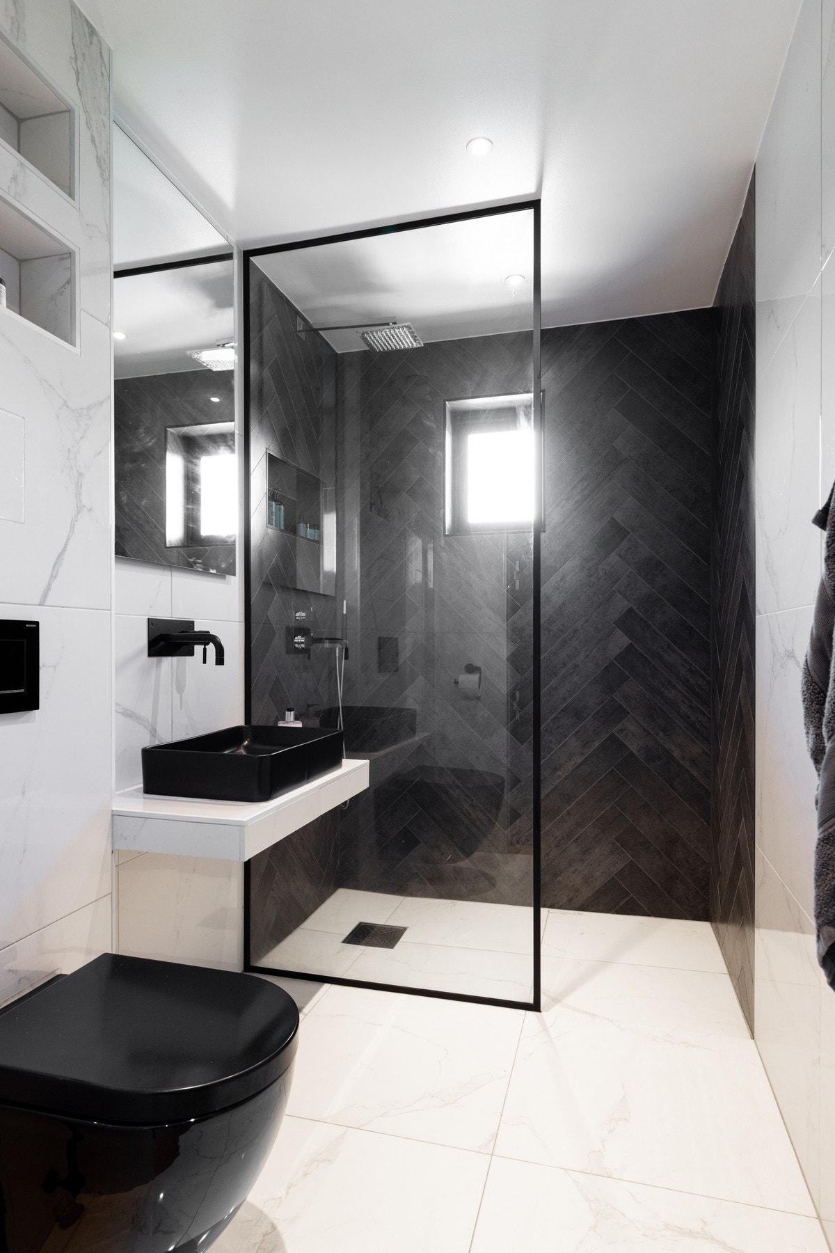 Som i likhet med resten av leiligheten ble baderommet fornyet i 2020. Galleribilde