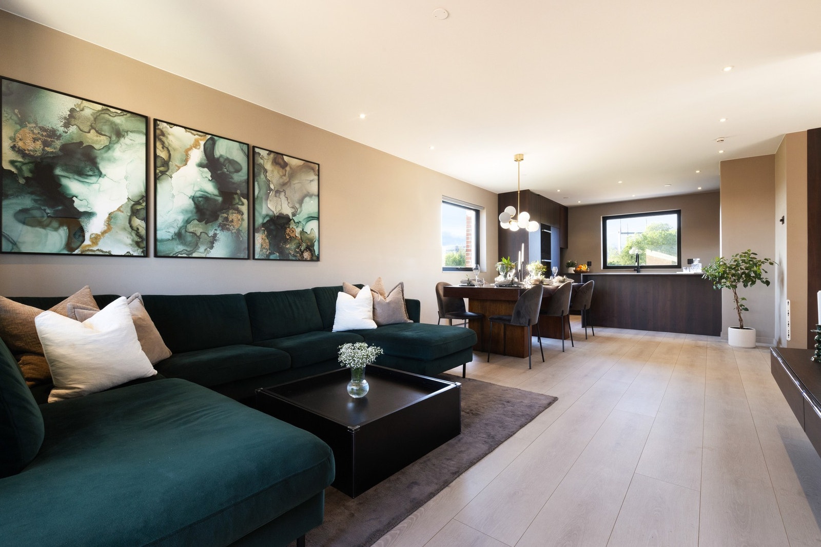 Allrommet har dagslys fra tre sider. Galleribilde