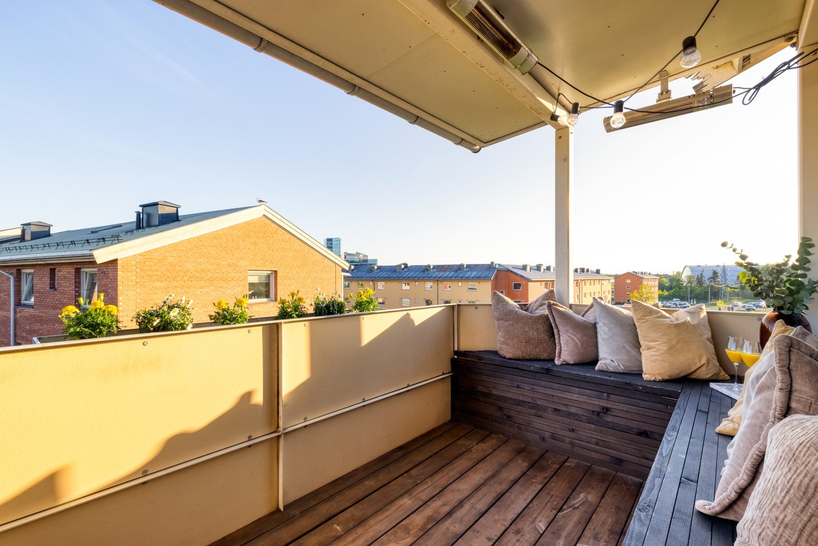 På balkongen er det lagt terrassebord på gulv, i tillegg til en plassbygget benk. Galleribilde