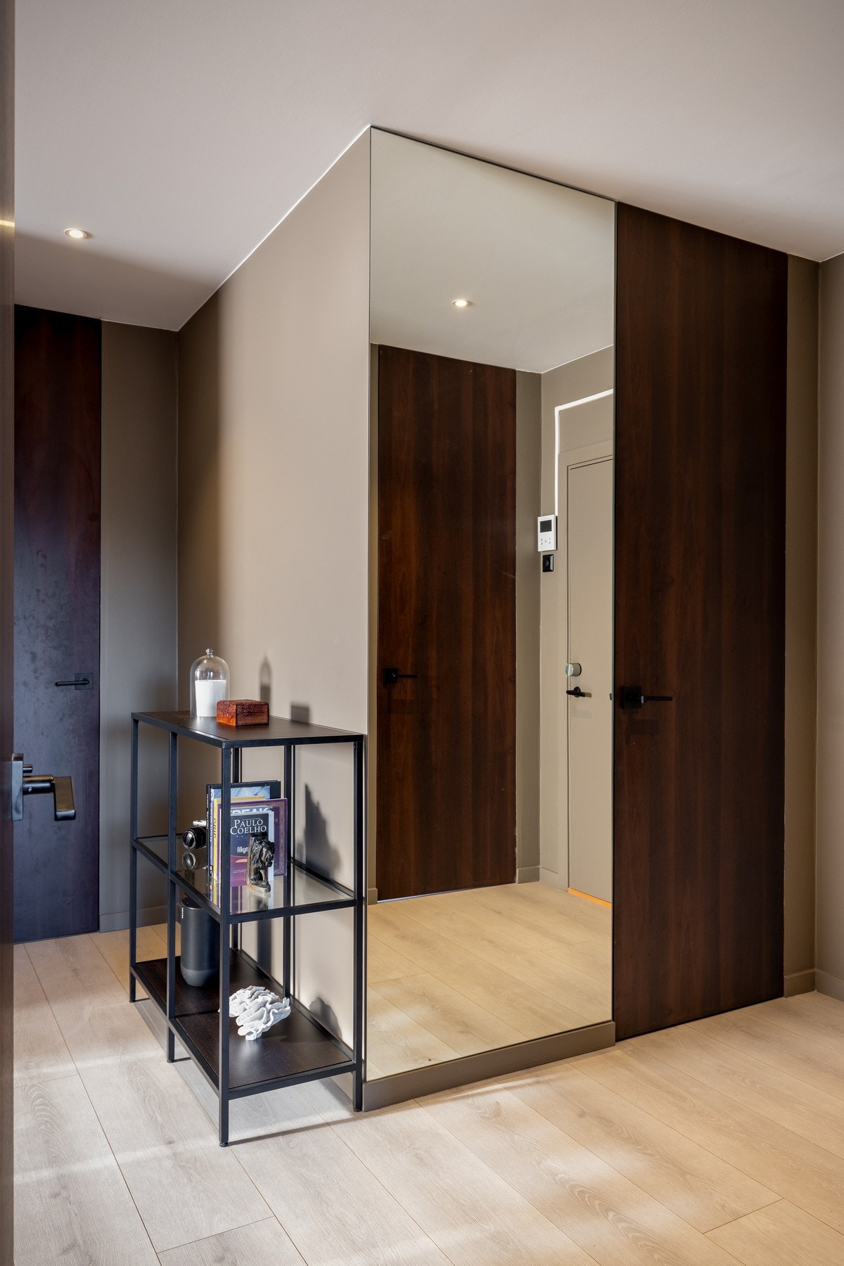 Det er montert et stort speil fra gulv til tak i entreen. Galleribilde