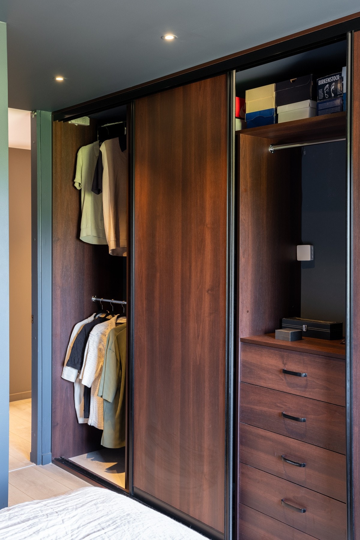 Garderoben er delt i to like deler, noe som gjør det perfekt for to personer Galleribilde