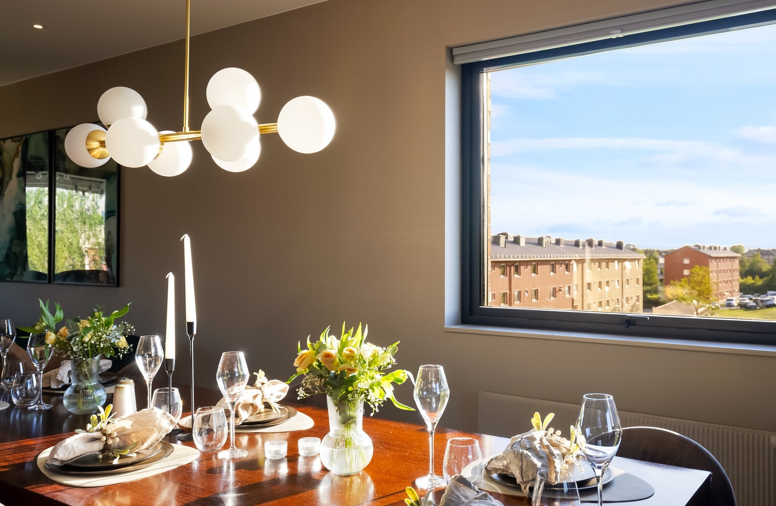 Det er herlig utsikt fra alle vinduer i rommet. Galleribilde