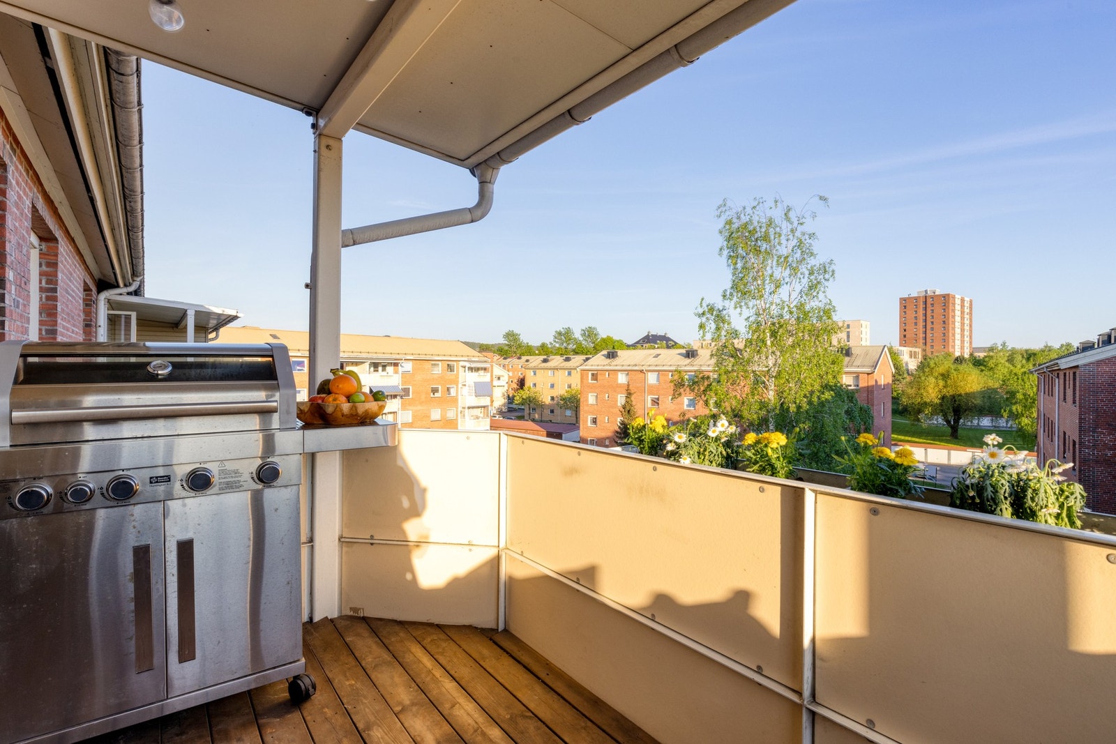 Balkongen vender ut mot et rolig og lite trafikkert område. Galleribilde