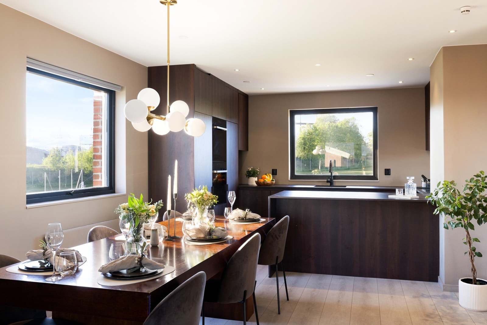 Ved å ligge på enden av blokken får man et ekstra vindu som gir veldig gode lysforhold i leiligheten. Galleribilde