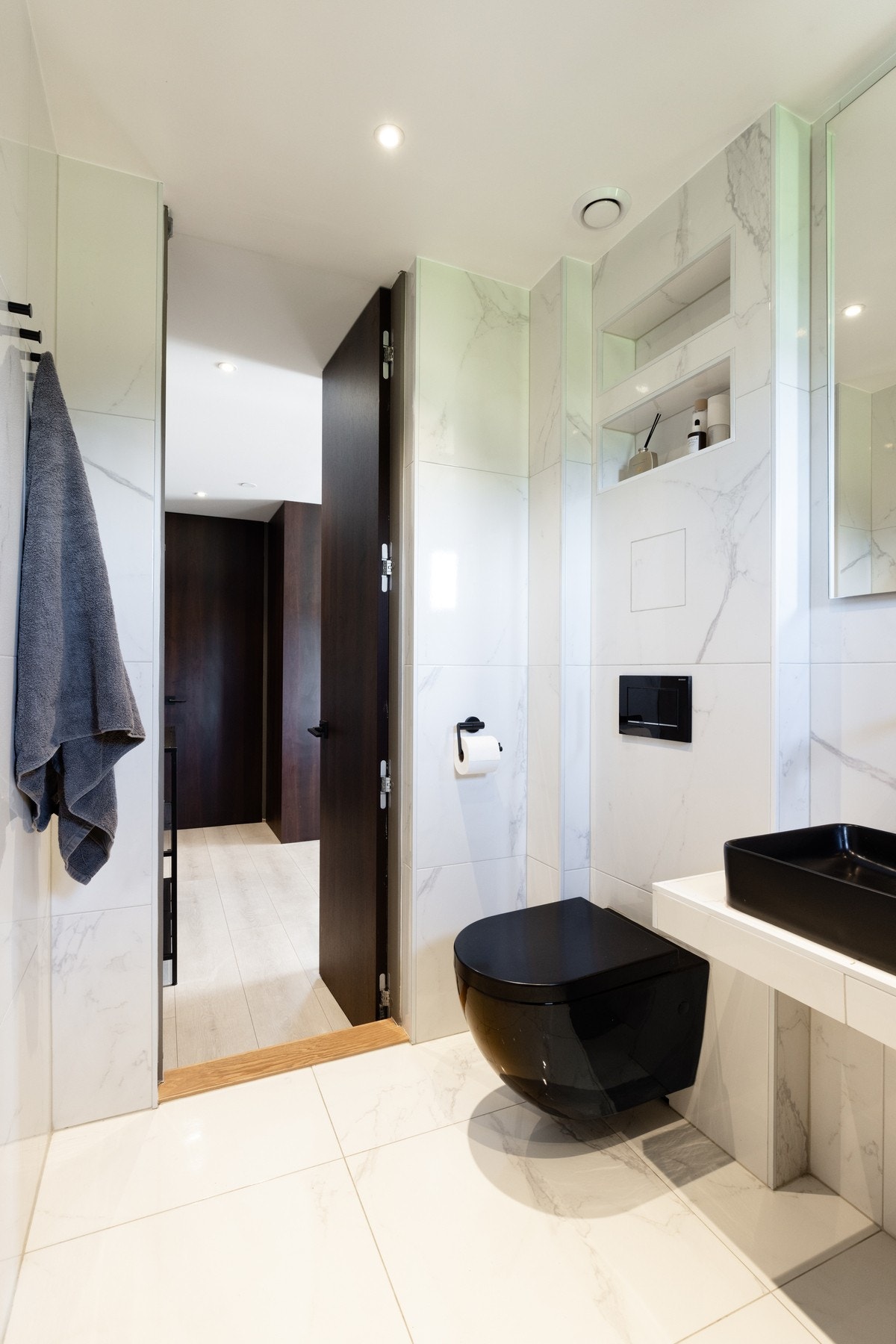 Det er i regi av borettslaget lagt vannbåren gulvvarme i badet. Dette er oppvarming som er inkludert i felleskostnadene. Galleribilde