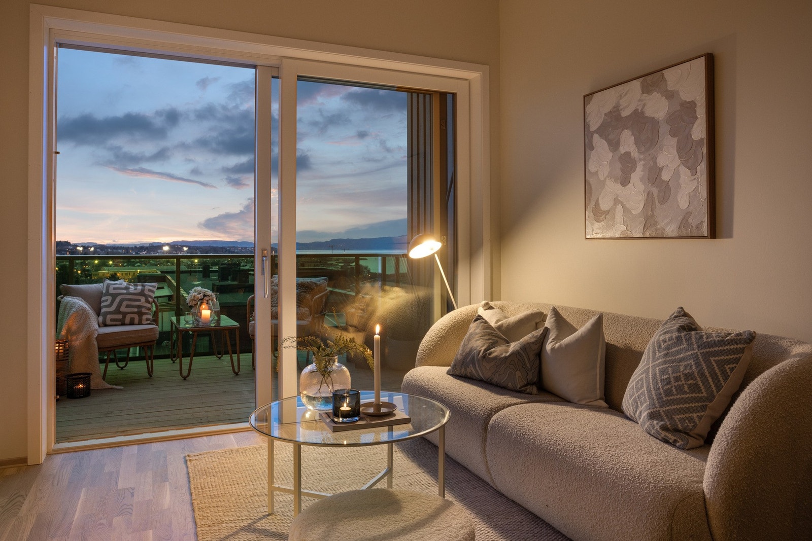 Balkongen kan benyttes som en forlengelse av stuen på sommerhalvåret. Galleribilde