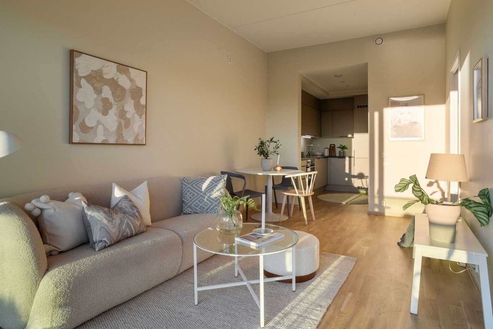 Praktisk åpen planløsning, med tilbaketrukket kjøkken som deler oppholdsrommet inn i flere soner. Galleribilde