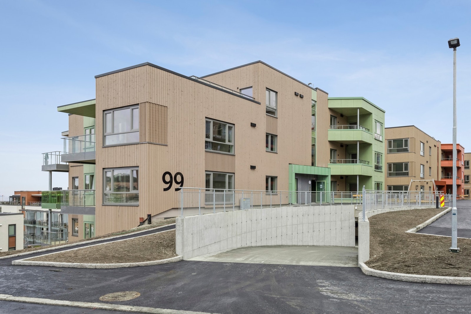 Det er blindveg inn til prosjektet. Det er mulighet for gjesteparkering i parkeringskjelleren. Galleribilde