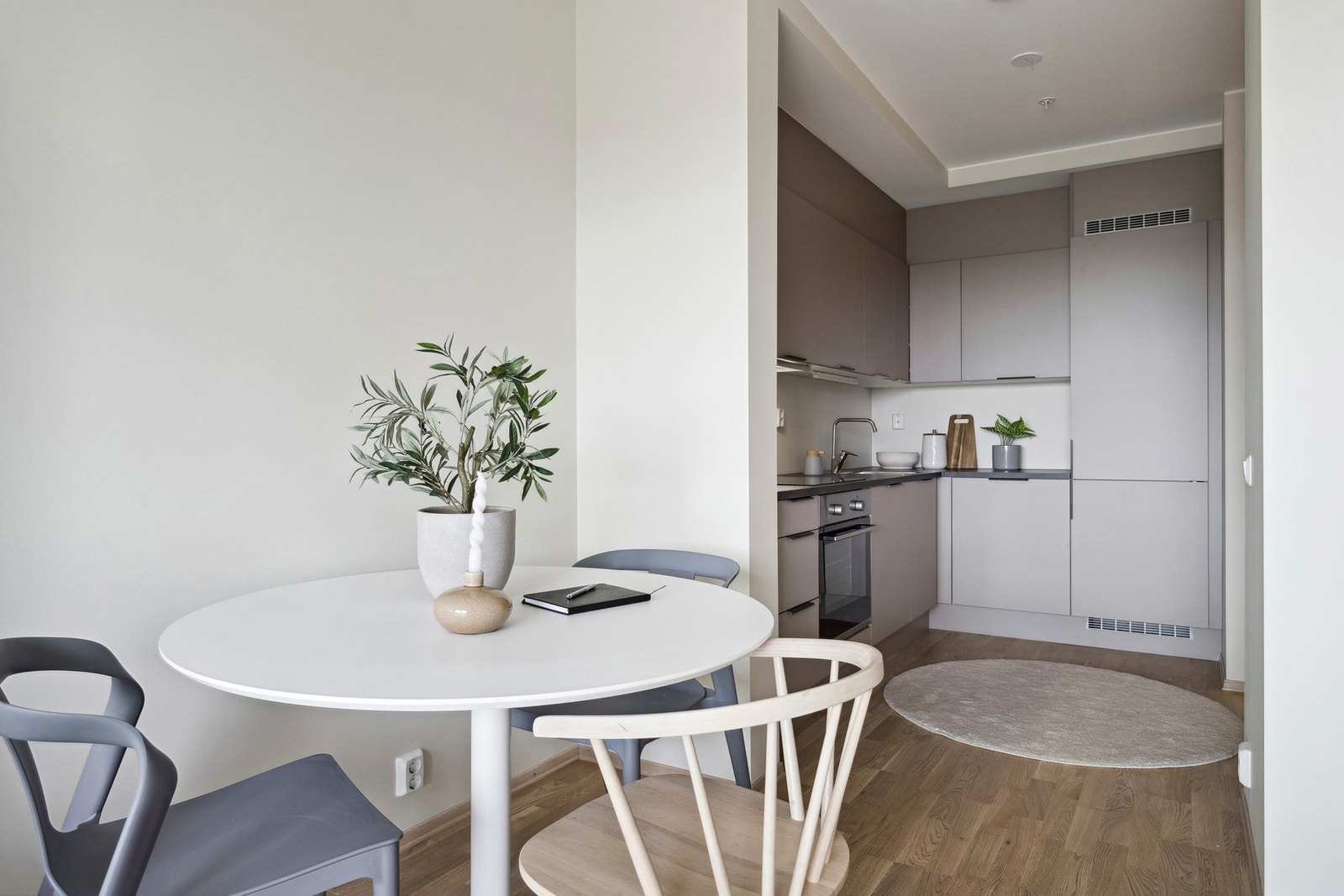 Plass til en trivelig spiseseksjon i nærhet til kjøkken. Galleribilde