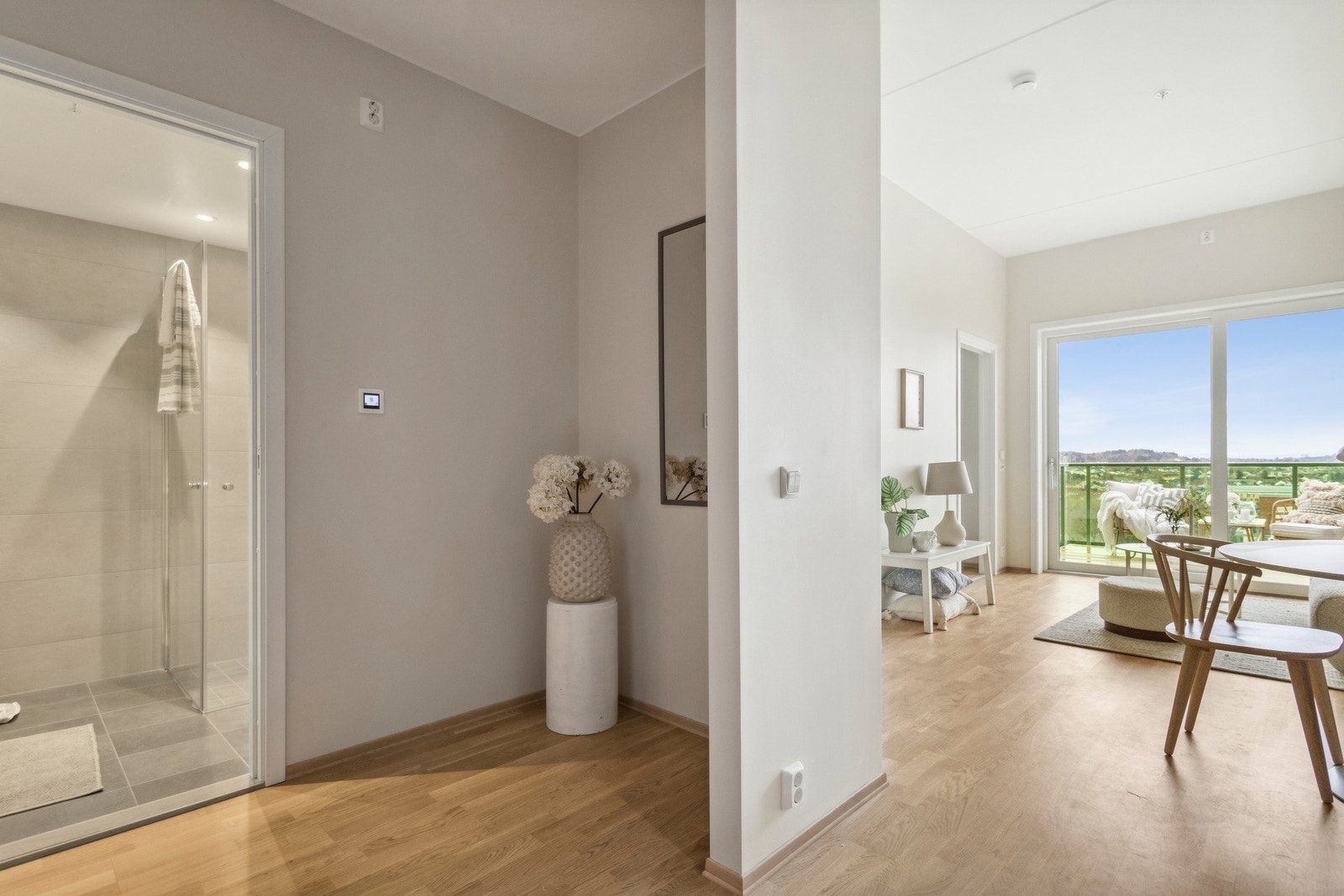 Praktisk planløsning med plass til garderobeskap i gang. Leiligheten varmes for øvrig opp ved vannbåren gulvvarme. Galleribilde