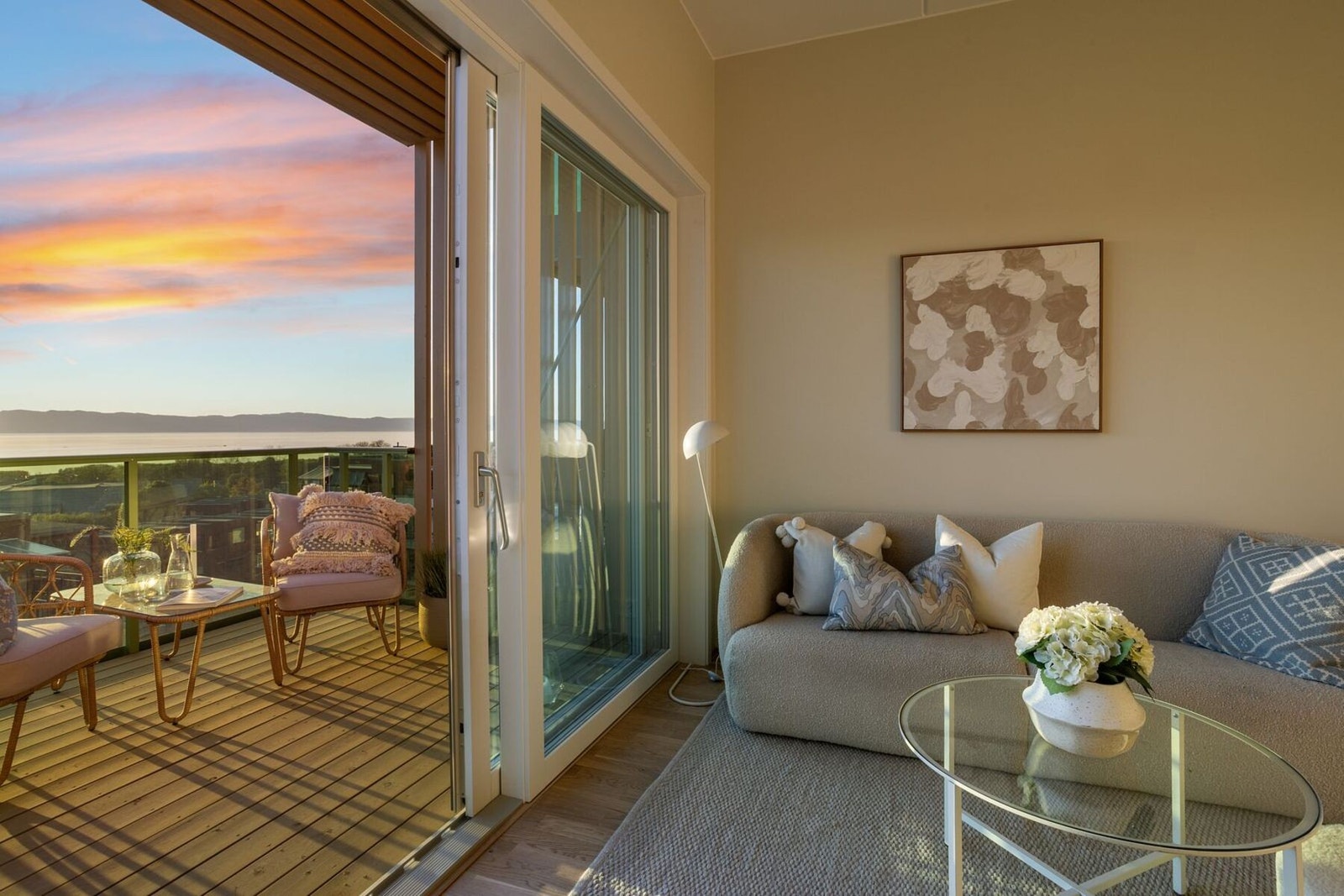 Balkongen kan benyttes som en forlengelse av stuen på sommerhalvåret. Galleribilde