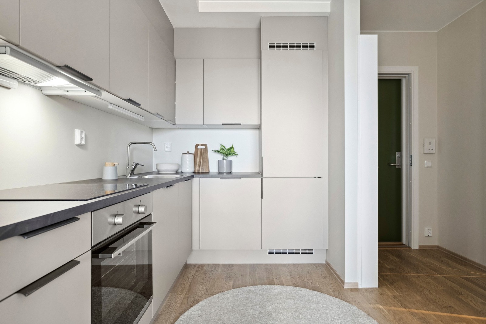 Mye skap- og benkeplass på kjøkken. Galleribilde