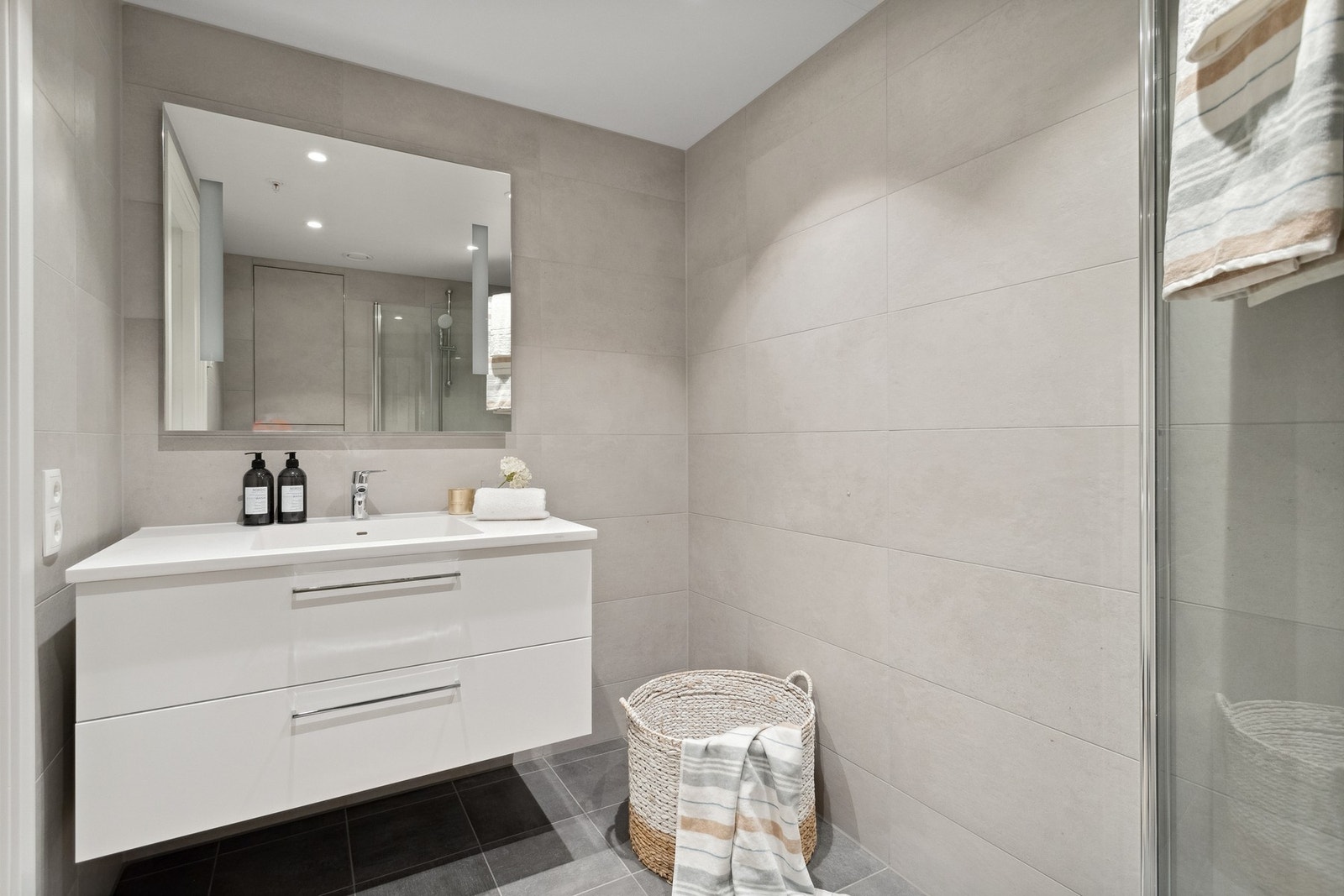 Badet har flotte downlights i tak med dimmer. Galleribilde