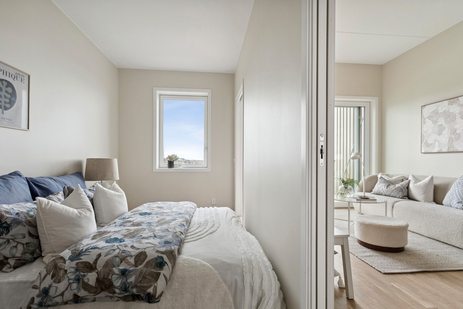 Her har man plass til en stor seng og en praktisk garderobeløsning. Galleribilde