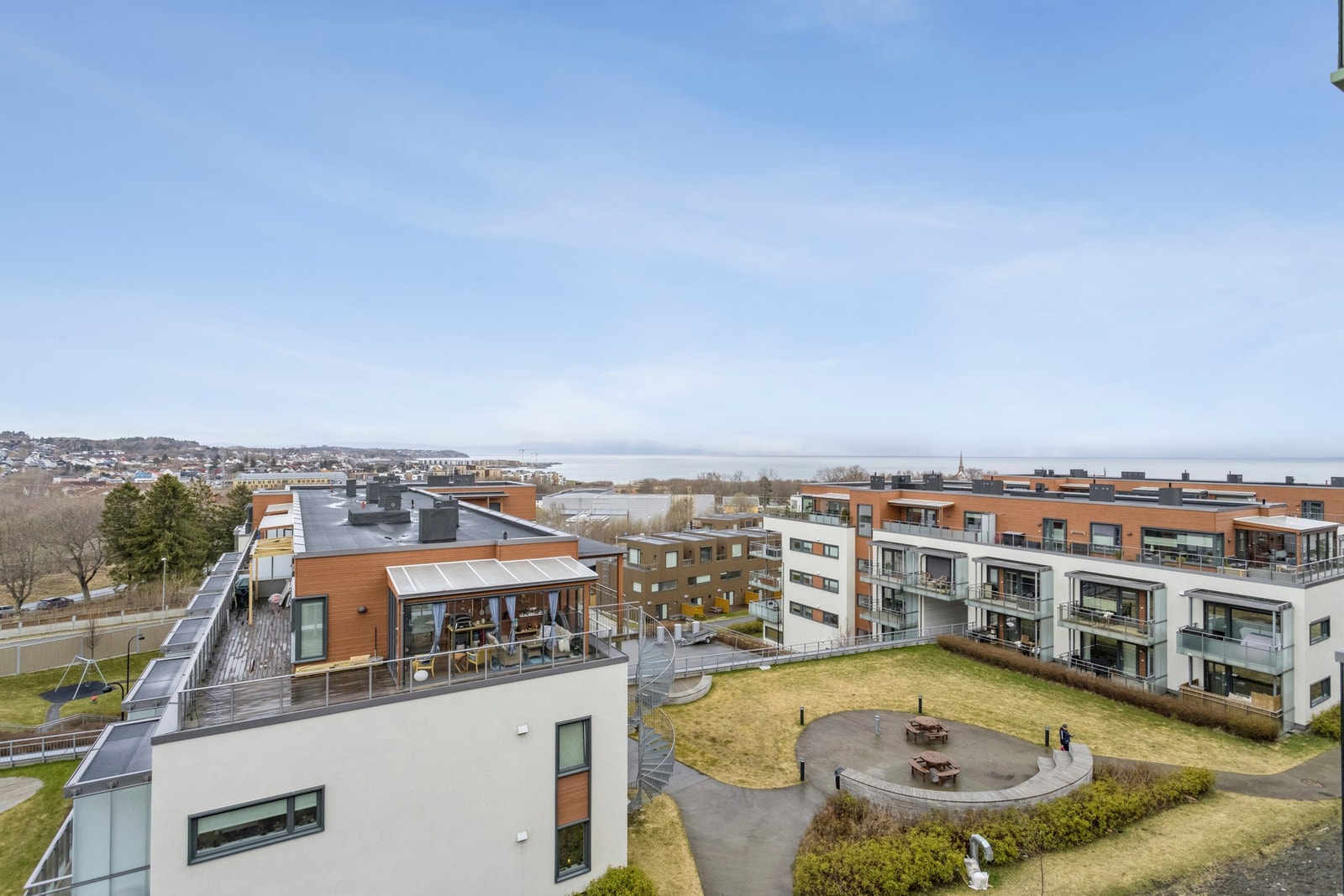 Mellom byggene blir det trivelige utomhusområder med blant annet park. Galleribilde