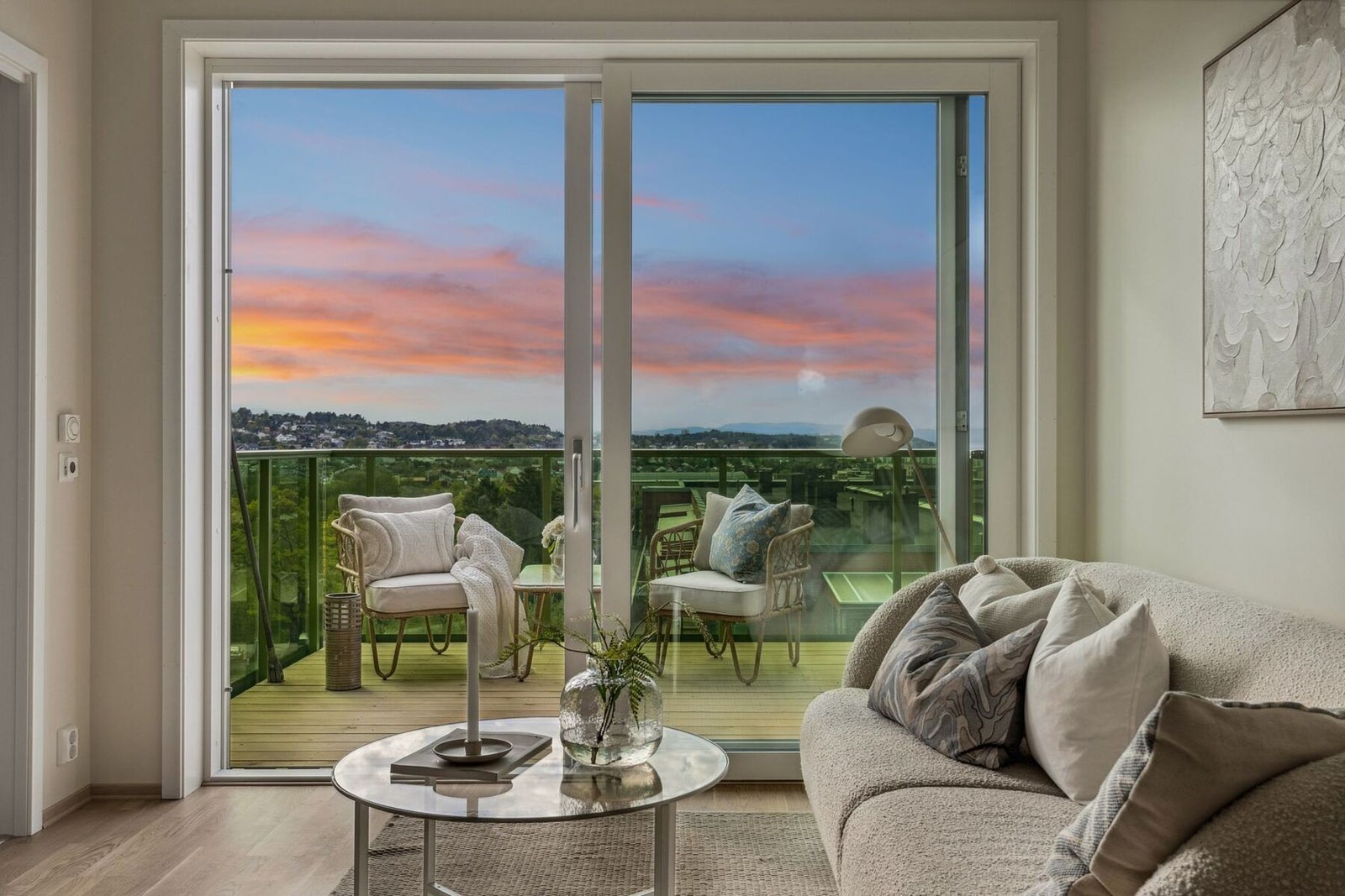 Leiligheten har store vindusflater som sørger for rikelig med naturlig lysinnslipp. Galleribilde